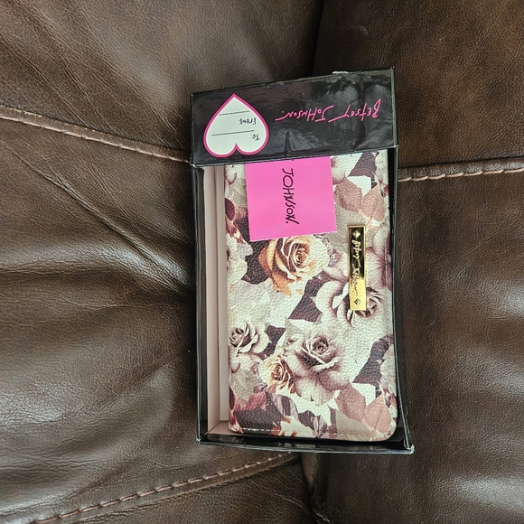 NWT Betsy Johnson long zip around wallet, rose print, cream and mauve - Picture 6 of 8